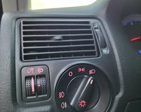 Фольксваген Гольф 2003 у Львові на Automoto.ua Синій Фольксваген Гольф, об'ємом двигуна 1.4 л та пробігом 200 тис. км за 4200 $, фото 12 на Automoto.ua