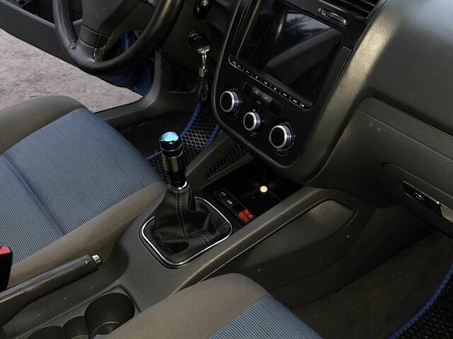 Синий Фольксваген Гольф, объемом двигателя 2 л и пробегом 400 тыс. км за 5500 $, фото 10 на Automoto.ua