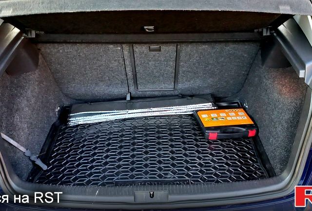 Синий Фольксваген Гольф, объемом двигателя 1.4 л и пробегом 275 тыс. км за 5200 $, фото 5 на Automoto.ua