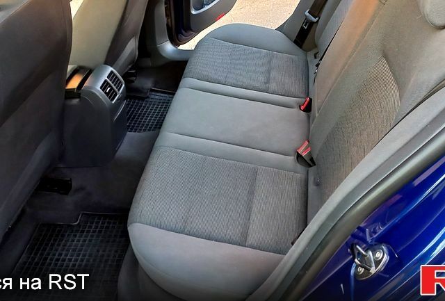 Синий Фольксваген Гольф, объемом двигателя 1.4 л и пробегом 275 тыс. км за 5200 $, фото 4 на Automoto.ua