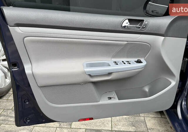 Синий Фольксваген Гольф, объемом двигателя 1.4 л и пробегом 170 тыс. км за 5600 $, фото 5 на Automoto.ua