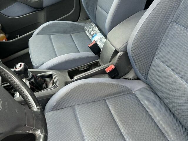 Синий Фольксваген Гольф, объемом двигателя 1.6 л и пробегом 300 тыс. км за 1999 $, фото 9 на Automoto.ua