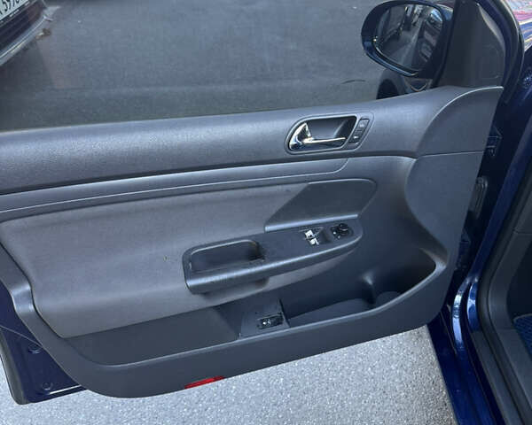 Синий Фольксваген Гольф, объемом двигателя 1.6 л и пробегом 211 тыс. км за 5500 $, фото 26 на Automoto.ua