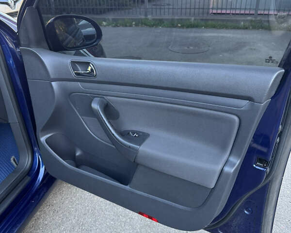 Синий Фольксваген Гольф, объемом двигателя 1.6 л и пробегом 211 тыс. км за 5500 $, фото 3 на Automoto.ua