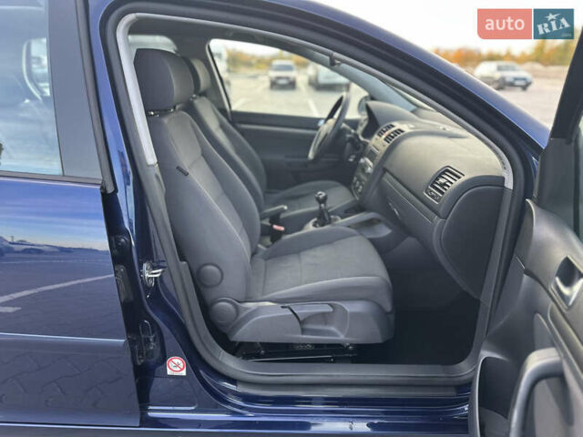 Синий Фольксваген Гольф, объемом двигателя 1.39 л и пробегом 238 тыс. км за 5750 $, фото 51 на Automoto.ua