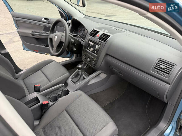 Синий Фольксваген Гольф, объемом двигателя 1.6 л и пробегом 262 тыс. км за 5700 $, фото 12 на Automoto.ua