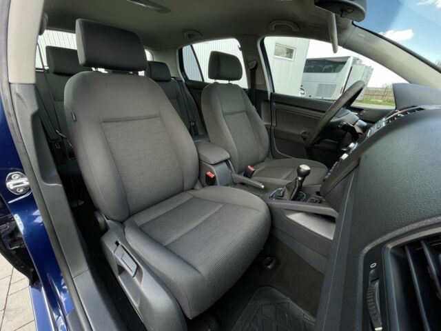 Синий Фольксваген Гольф, объемом двигателя 1.6 л и пробегом 243 тыс. км за 5000 $, фото 11 на Automoto.ua