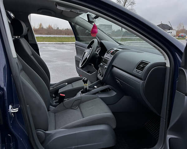 Синий Фольксваген Гольф, объемом двигателя 1.4 л и пробегом 220 тыс. км за 5000 $, фото 3 на Automoto.ua