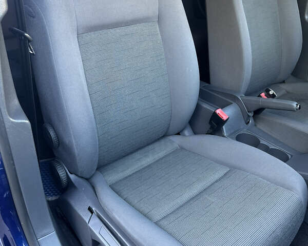 Синий Фольксваген Гольф, объемом двигателя 1.6 л и пробегом 211 тыс. км за 5500 $, фото 5 на Automoto.ua