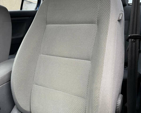 Синий Фольксваген Гольф, объемом двигателя 2 л и пробегом 227 тыс. км за 6700 $, фото 13 на Automoto.ua