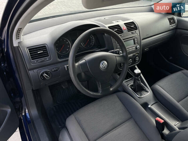 Синий Фольксваген Гольф, объемом двигателя 1.6 л и пробегом 243 тыс. км за 4900 $, фото 21 на Automoto.ua