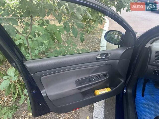 Синий Фольксваген Гольф, объемом двигателя 1.6 л и пробегом 286 тыс. км за 6500 $, фото 14 на Automoto.ua