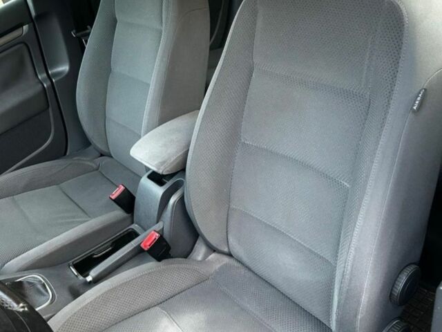 Синий Фольксваген Гольф, объемом двигателя 1.9 л и пробегом 297 тыс. км за 1300 $, фото 5 на Automoto.ua