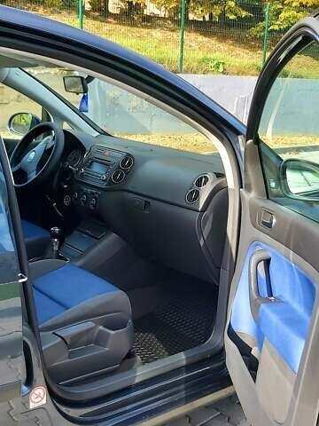 Синий Фольксваген Гольф, объемом двигателя 1.6 л и пробегом 252 тыс. км за 5000 $, фото 3 на Automoto.ua