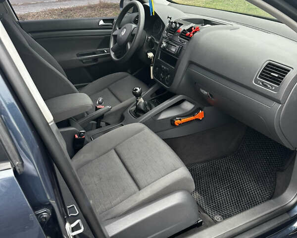 Синий Фольксваген Гольф, объемом двигателя 1.6 л и пробегом 280 тыс. км за 5100 $, фото 1 на Automoto.ua