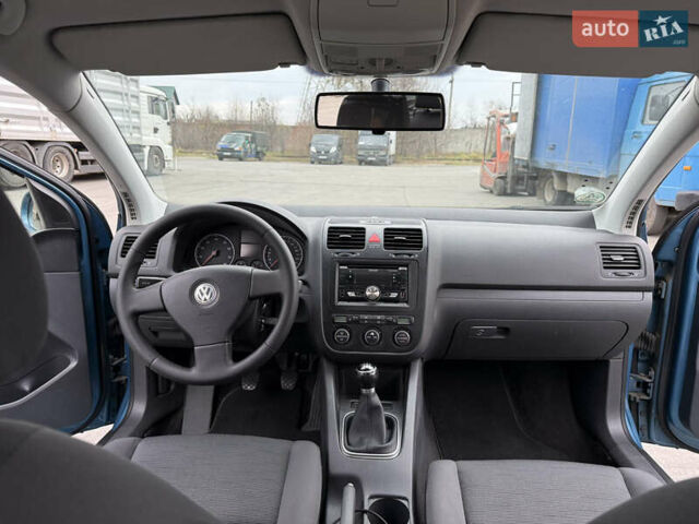 Синий Фольксваген Гольф, объемом двигателя 1.6 л и пробегом 262 тыс. км за 5700 $, фото 13 на Automoto.ua