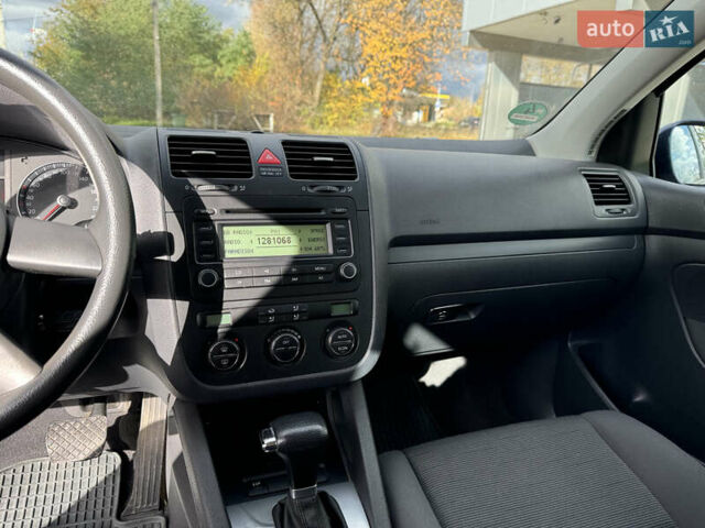 Синий Фольксваген Гольф, объемом двигателя 1.6 л и пробегом 214 тыс. км за 6350 $, фото 62 на Automoto.ua