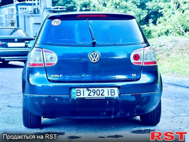 Синий Фольксваген Гольф, объемом двигателя 1.6 л и пробегом 300 тыс. км за 5100 $, фото 2 на Automoto.ua