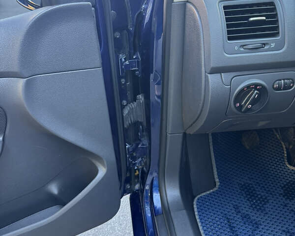 Синий Фольксваген Гольф, объемом двигателя 1.6 л и пробегом 211 тыс. км за 5500 $, фото 28 на Automoto.ua