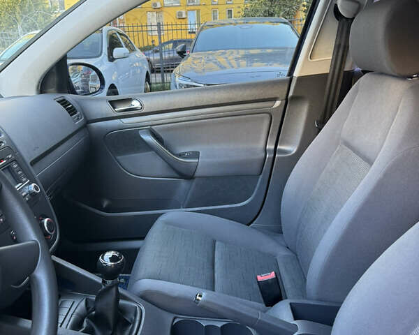 Синий Фольксваген Гольф, объемом двигателя 1.6 л и пробегом 211 тыс. км за 5500 $, фото 24 на Automoto.ua