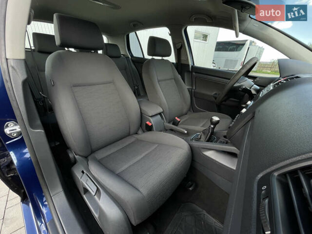 Синий Фольксваген Гольф, объемом двигателя 1.6 л и пробегом 243 тыс. км за 4900 $, фото 26 на Automoto.ua