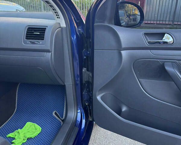 Синий Фольксваген Гольф, объемом двигателя 1.6 л и пробегом 211 тыс. км за 5500 $, фото 4 на Automoto.ua