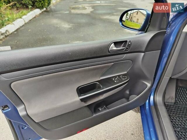 Синий Фольксваген Гольф, объемом двигателя 1.6 л и пробегом 223 тыс. км за 5200 $, фото 5 на Automoto.ua