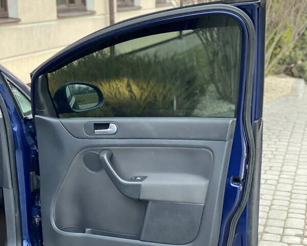 Синий Фольксваген Гольф, объемом двигателя 2 л и пробегом 285 тыс. км за 5450 $, фото 42 на Automoto.ua