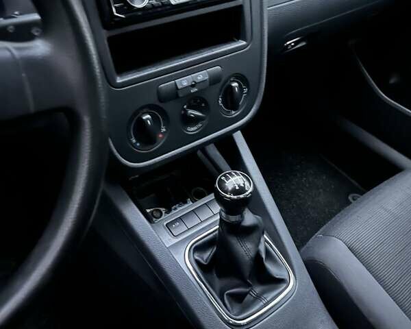 Синій Фольксваген Гольф, об'ємом двигуна 1.6 л та пробігом 176 тис. км за 5800 $, фото 15 на Automoto.ua