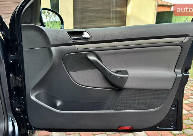 Синий Фольксваген Гольф, объемом двигателя 1.6 л и пробегом 154 тыс. км за 6346 $, фото 79 на Automoto.ua