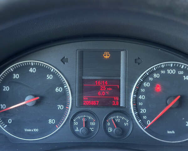 Синий Фольксваген Гольф, объемом двигателя 1.6 л и пробегом 206 тыс. км за 5950 $, фото 112 на Automoto.ua