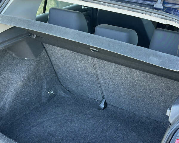 Синий Фольксваген Гольф, объемом двигателя 1.6 л и пробегом 206 тыс. км за 5950 $, фото 111 на Automoto.ua