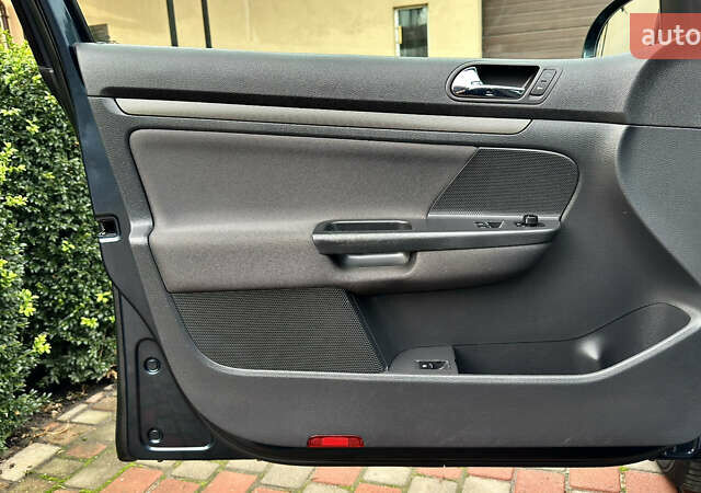 Синий Фольксваген Гольф, объемом двигателя 1.6 л и пробегом 154 тыс. км за 6346 $, фото 72 на Automoto.ua