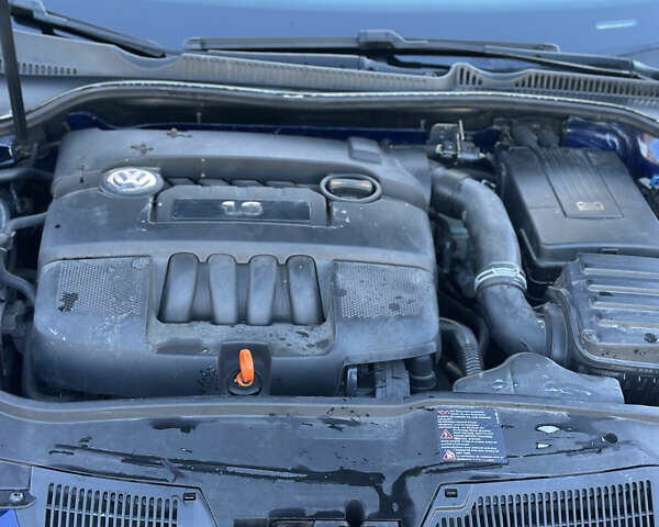 Синий Фольксваген Гольф, объемом двигателя 1.6 л и пробегом 206 тыс. км за 5950 $, фото 119 на Automoto.ua