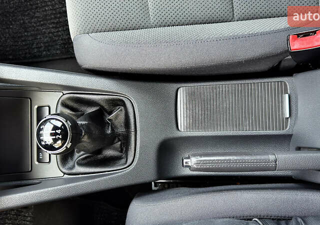 Синий Фольксваген Гольф, объемом двигателя 1.6 л и пробегом 154 тыс. км за 6346 $, фото 56 на Automoto.ua