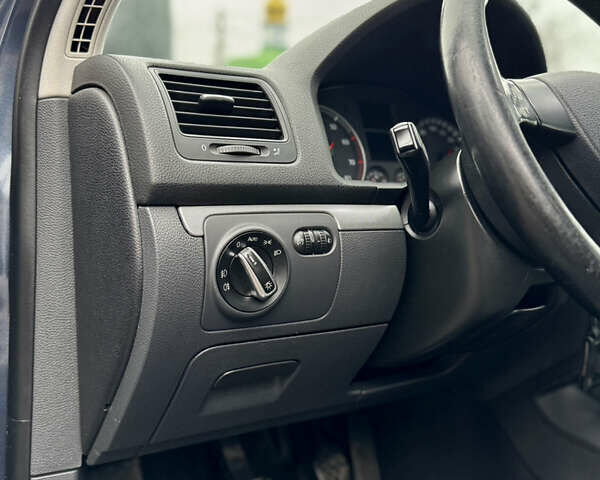 Синий Фольксваген Гольф, объемом двигателя 1.4 л и пробегом 252 тыс. км за 6500 $, фото 18 на Automoto.ua