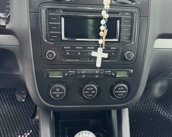 Синий Фольксваген Гольф, объемом двигателя 1.6 л и пробегом 237 тыс. км за 5400 $, фото 6 на Automoto.ua