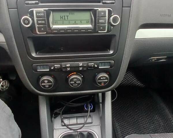 Синій Фольксваген Гольф, об'ємом двигуна 1.39 л та пробігом 282 тис. км за 5500 $, фото 25 на Automoto.ua