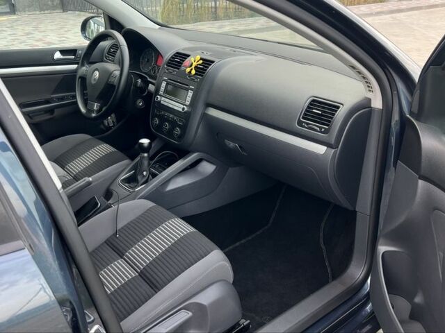 Синий Фольксваген Гольф, объемом двигателя 1.6 л и пробегом 250 тыс. км за 6450 $, фото 7 на Automoto.ua