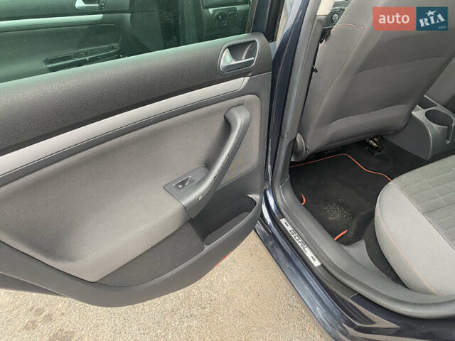 Синий Фольксваген Гольф, объемом двигателя 1.6 л и пробегом 230 тыс. км за 5950 $, фото 19 на Automoto.ua