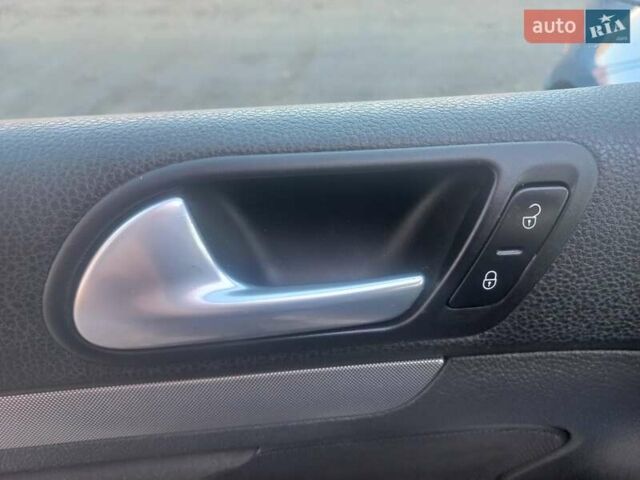 Синий Фольксваген Гольф, объемом двигателя 1.6 л и пробегом 250 тыс. км за 5700 $, фото 25 на Automoto.ua