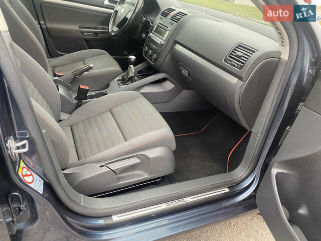 Синий Фольксваген Гольф, объемом двигателя 1.6 л и пробегом 230 тыс. км за 5950 $, фото 24 на Automoto.ua