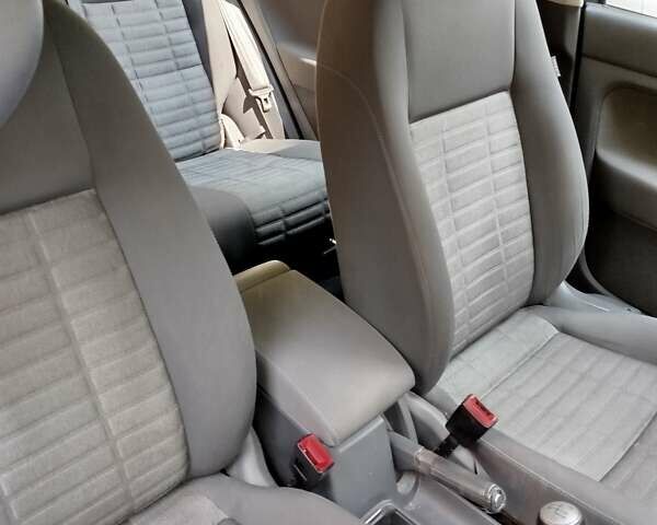 Синий Фольксваген Гольф, объемом двигателя 1.6 л и пробегом 260 тыс. км за 5700 $, фото 4 на Automoto.ua