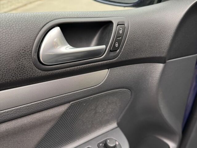 Синій Фольксваген Гольф, об'ємом двигуна 1.4 л та пробігом 237 тис. км за 6100 $, фото 9 на Automoto.ua