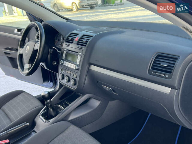 Синий Фольксваген Гольф, объемом двигателя 1.6 л и пробегом 235 тыс. км за 5999 $, фото 48 на Automoto.ua