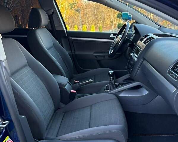 Синий Фольксваген Гольф, объемом двигателя 1.6 л и пробегом 221 тыс. км за 5800 $, фото 26 на Automoto.ua