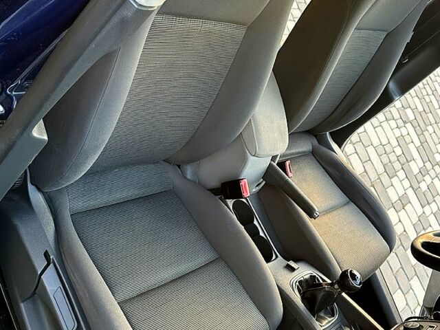 Синій Фольксваген Гольф, об'ємом двигуна 1.6 л та пробігом 217 тис. км за 5400 $, фото 4 на Automoto.ua