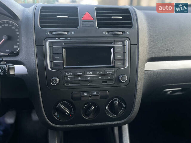 Синий Фольксваген Гольф, объемом двигателя 1.4 л и пробегом 228 тыс. км за 5499 $, фото 42 на Automoto.ua