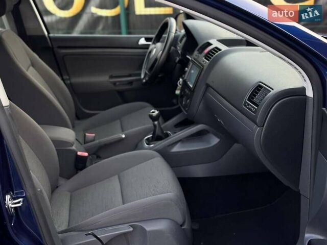 Синий Фольксваген Гольф, объемом двигателя 1.6 л и пробегом 197 тыс. км за 5777 $, фото 32 на Automoto.ua