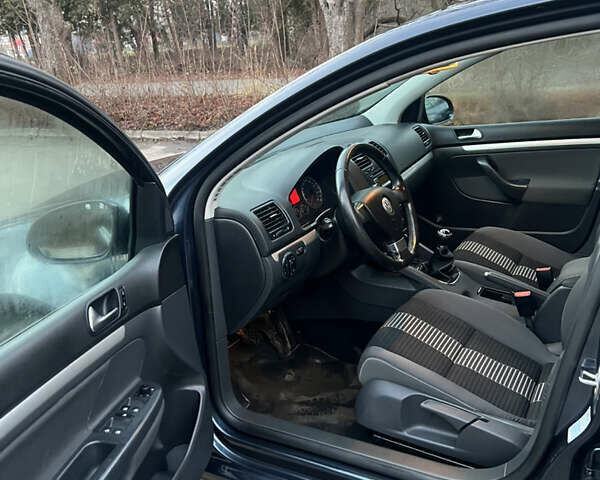 Синий Фольксваген Гольф, объемом двигателя 1.6 л и пробегом 241 тыс. км за 5850 $, фото 24 на Automoto.ua